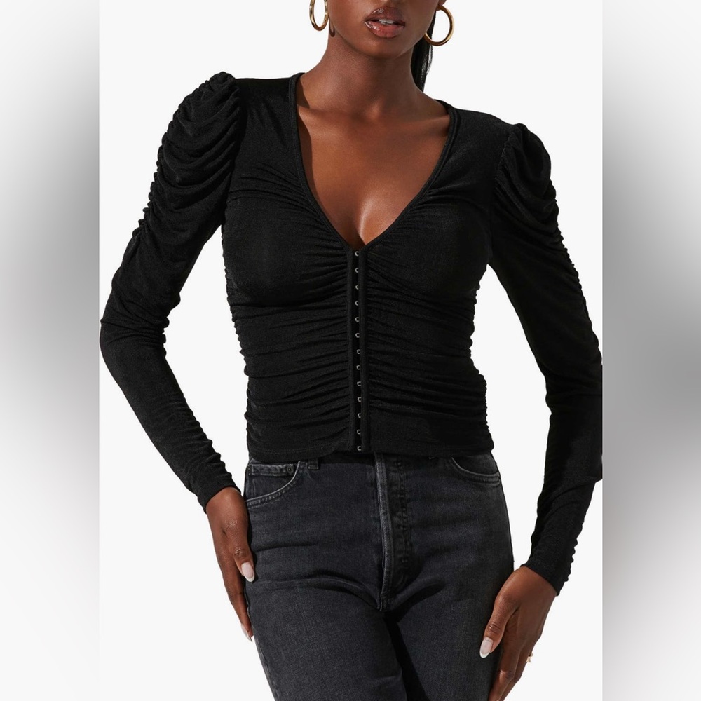 NWT ASTR the Label Ruched Front Long Sleeve Top w Hook-Eye closure,Black, Size M